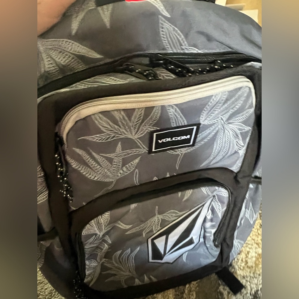 Volcom Black and Gray Leaf Pattern Backpack NWT - image 3